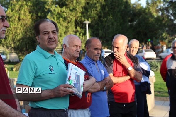 توزیع لوازم‌التحریر توسط ورزشکاران ورزش همگانی به مدارس حاشیه شهر