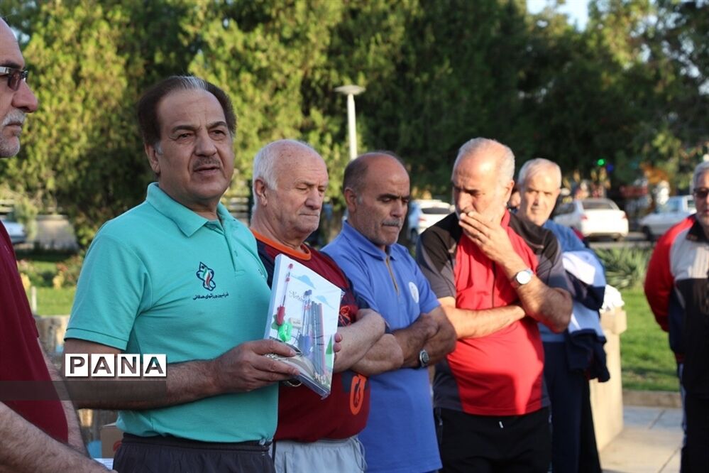توزیع لوازم‌التحریر توسط ورزشکاران ورزش همگانی به مدارس حاشیه شهر