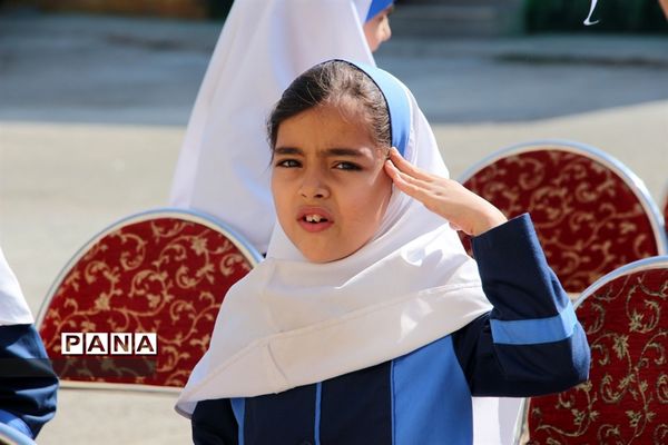 نواخته‌شدن زنگ مهر عاطفه‌ها به‌صورت نمادین در دبستان شهید‌مصطفی خمینی همدان