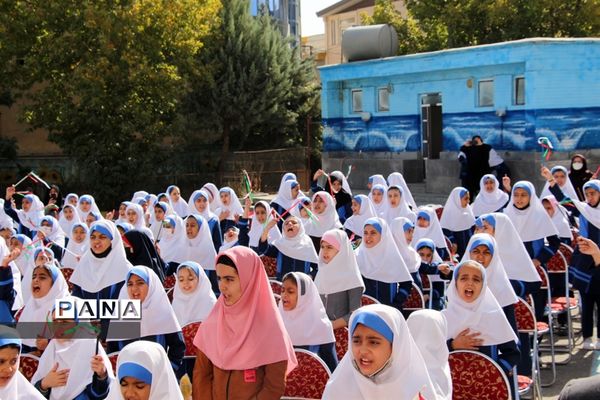 نواخته‌شدن زنگ مهر عاطفه‌ها به‌صورت نمادین در دبستان شهید‌مصطفی خمینی همدان