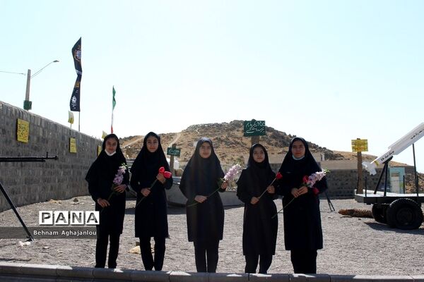حضور دانش‌آموزان زنجانی در مزار شهدای گمنام به مناسبت هفته دفاع مقدس