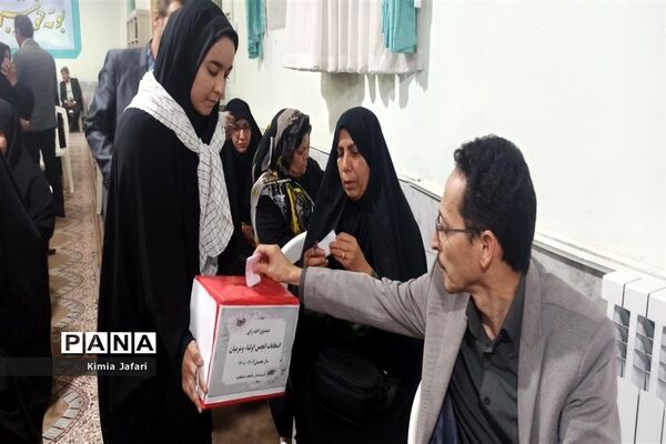 ‌جلسه انجمن اولیا در دبیرستان دخترانه شاهد ‌کاشمر‌