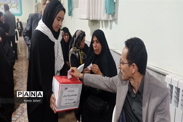 ‌جلسه انجمن اولیا در دبیرستان دخترانه شاهد ‌کاشمر‌