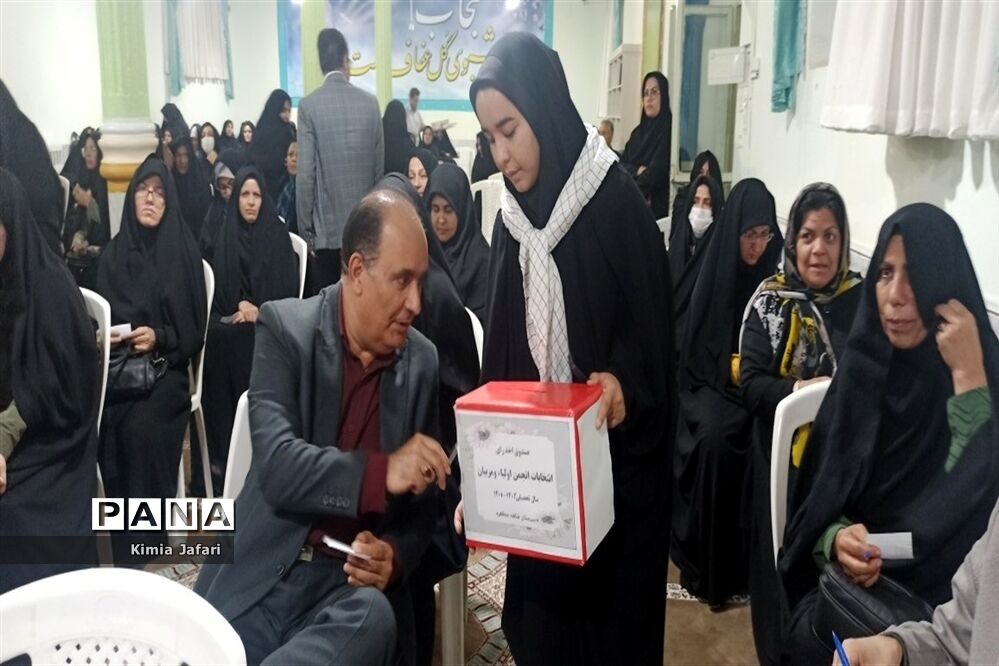 ‌جلسه انجمن اولیا در دبیرستان دخترانه شاهد ‌کاشمر‌
