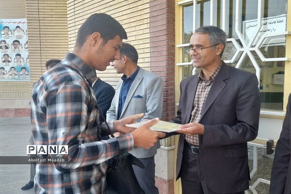 قدردانی از دانش‌آموزان برگزیده قرآن و عترت در کاشمر