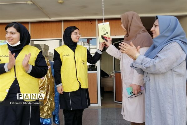 شور و نشاط مهرورزی دانش‌آموزان در اولین روزهای آغازین سال تحصیلی در مدارس شیراز