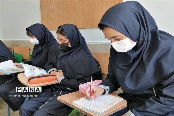 شور و نشاط مهرورزی دانش‌آموزان در اولین روزهای آغازین سال تحصیلی در مدارس شیراز