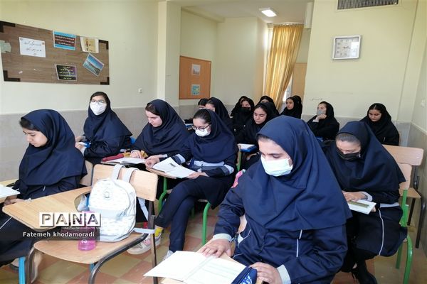 شور و نشاط مهرورزی دانش‌آموزان در اولین روزهای آغازین سال تحصیلی در مدارس شیراز