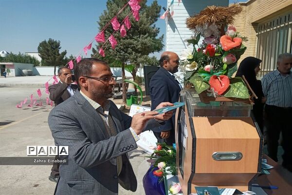 جشن عاطفه‌ها در دبستان مزرعه صفادشت