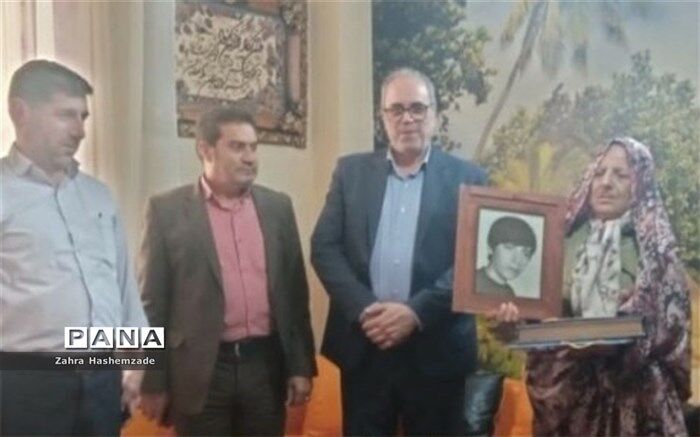 دیدار مدیر آموزش و پرورش ناحیه یک شهرری با خانواده شهید مهدی فرهودی