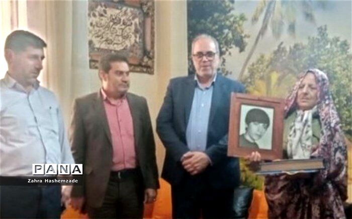 دیدار مدیر آموزش و پرورش ناحیه یک شهرری با خانواده شهید مهدی فرهودی
