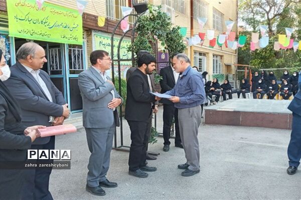 دانش‌آموزان آموزش و پرورش ناحیه دو شیراز در مراسم شور عاطفه‌ها مشق مهربانی نوشتند