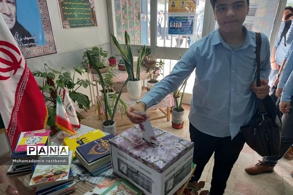 آیین جشن عاطفه‌ها در دبیرستان فرهنگ عرفان