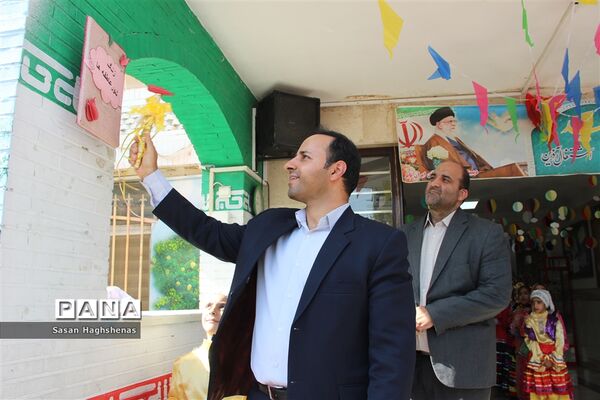 مشق محبت دانش‌آموزان اسلامشهری در مراسم شور عاطفه‌ها