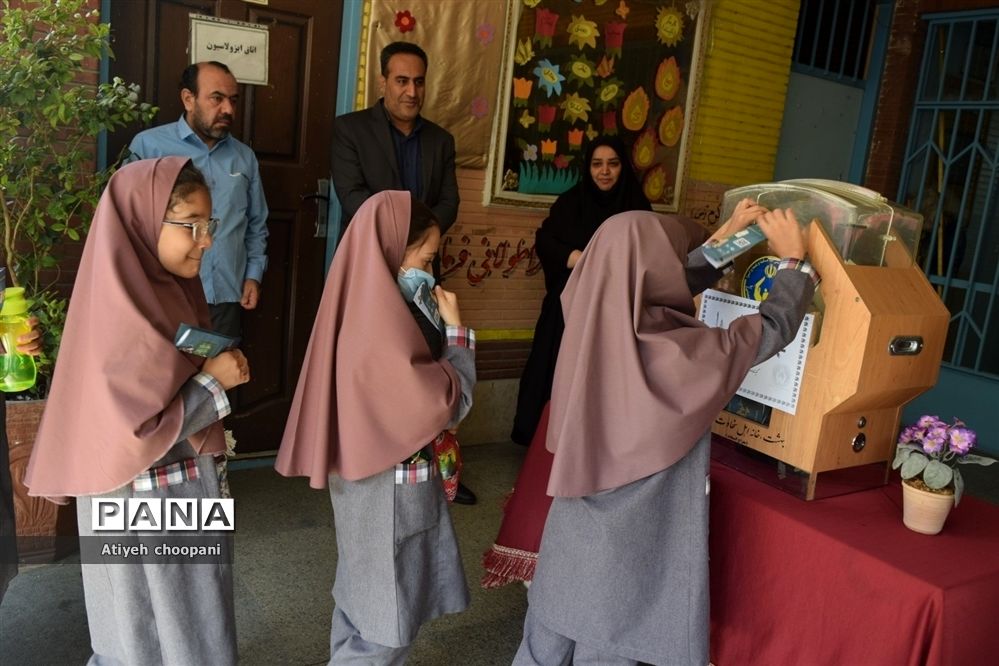 برگزاری آیین زنگ عاطفه‌ها در دبستان شهید دکتر دیالمه منطقه ۱۴