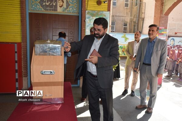 برگزاری آیین زنگ عاطفه‌ها در دبستان شهید دکتر دیالمه منطقه ۱۴