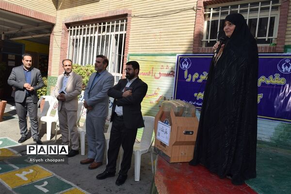 برگزاری آیین زنگ عاطفه‌ها در دبستان شهید دکتر دیالمه منطقه ۱۴