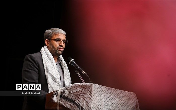 روحیه ایثار و مقاومت را باید در دانش‌آموزان تقویت کنیم