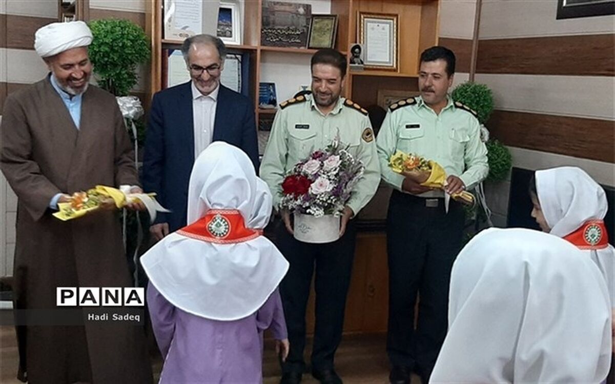 دیدار مدیر آموزش و پرورش و جمعی از دانش‌آموزان با فرمانده نیروی انتظامی مراغه
