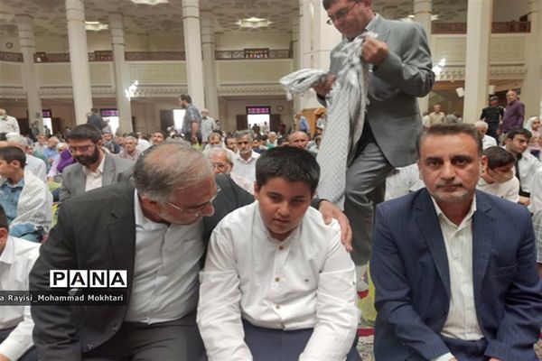 حضور پر شور دانش‌آموزان آموزش و پرورش ناحیه 2 شیراز در مراسم نماز جمعه