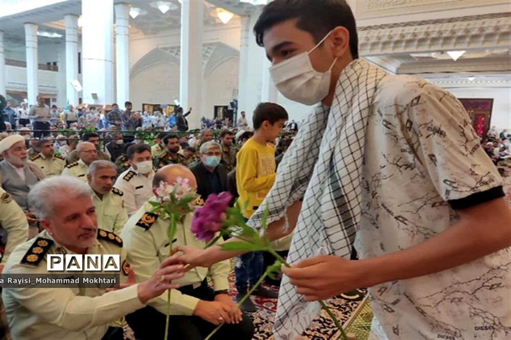 حضور پر شور دانش‌آموزان آموزش و پرورش ناحیه 2 شیراز در مراسم نماز جمعه