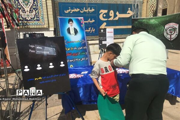 حضور پر شور دانش‌آموزان آموزش و پرورش ناحیه 2 شیراز در مراسم نماز جمعه