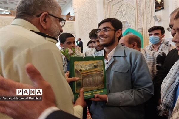حضور پر شور دانش‌آموزان آموزش و پرورش ناحیه 2 شیراز در مراسم نماز جمعه