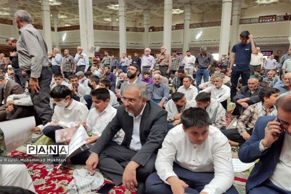 حضور پر شور دانش‌آموزان آموزش و پرورش ناحیه 2 شیراز در مراسم نماز جمعه