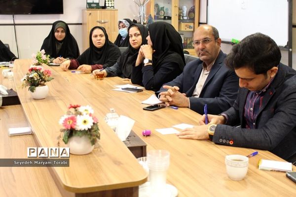 نشست تبیینی رئیس بسیج فرهنگیان فارس با اعضای قرارگاه شهید اسکندری سازمان دانش‌آموزی استان فارس