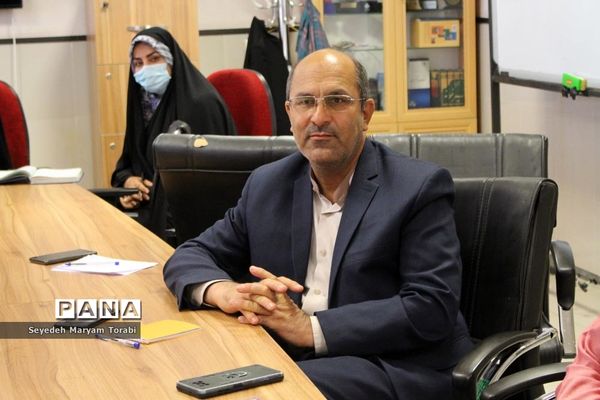 نشست تبیینی رئیس بسیج فرهنگیان فارس با اعضای قرارگاه شهید اسکندری سازمان دانش‌آموزی استان فارس