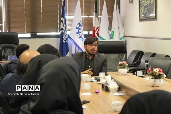 نشست تبیینی رئیس بسیج فرهنگیان فارس با اعضای قرارگاه شهید اسکندری سازمان دانش‌آموزی استان فارس