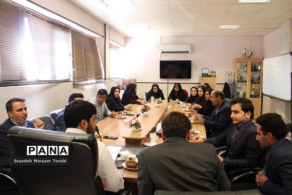 نشست تبیینی رئیس بسیج فرهنگیان فارس با اعضای قرارگاه شهید اسکندری سازمان دانش‌آموزی استان فارس