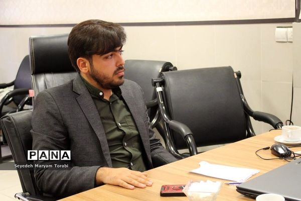 نشست تبیینی رئیس بسیج فرهنگیان فارس با اعضای قرارگاه شهید اسکندری سازمان دانش‌آموزی استان فارس