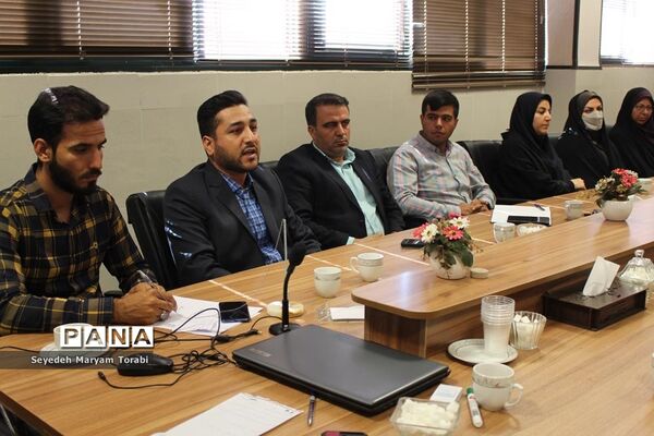نشست تبیینی رئیس بسیج فرهنگیان فارس با اعضای قرارگاه شهید اسکندری سازمان دانش‌آموزی استان فارس