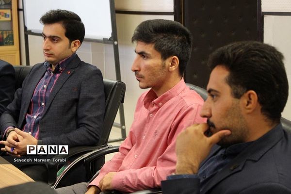 نشست تبیینی رئیس بسیج فرهنگیان فارس با اعضای قرارگاه شهید اسکندری سازمان دانش‌آموزی استان فارس