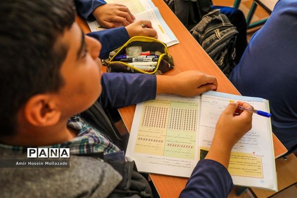 یک روز با دانش‌آموزان مدرسه شهید‌فهمیده