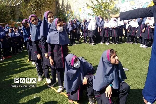 برگزاری مسابقه طناب‌کشی ویژه روز جهانی کودک در دبستان شهید سجادیان رودهن