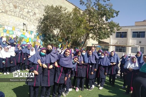 برگزاری مسابقه طناب‌کشی ویژه روز جهانی کودک در دبستان شهید سجادیان رودهن
