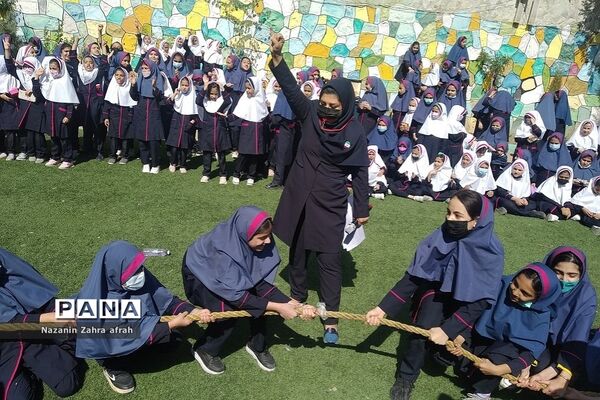 برگزاری مسابقه طناب‌کشی ویژه روز جهانی کودک در دبستان شهید سجادیان رودهن