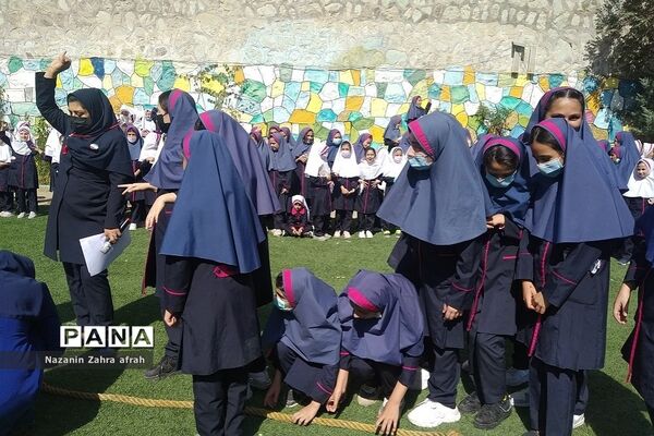برگزاری مسابقه طناب‌کشی ویژه روز جهانی کودک در دبستان شهید سجادیان رودهن