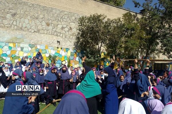 برگزاری مسابقه طناب‌کشی ویژه روز جهانی کودک در دبستان شهید سجادیان رودهن