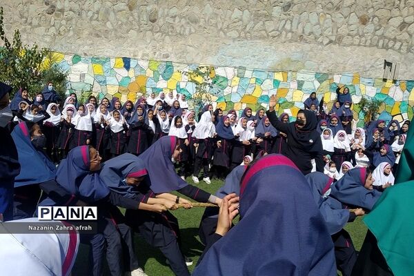 برگزاری مسابقه طناب‌کشی ویژه روز جهانی کودک در دبستان شهید سجادیان رودهن
