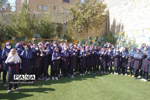 برگزاری مسابقه طناب‌کشی ویژه روز جهانی کودک در دبستان شهید سجادیان رودهن