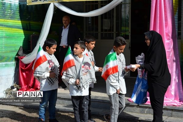 مراسم مهر عاطفه‌ها با شعار «با هم مشق مهربانی بنویسیم» در دبستان پسرانه طیب -مشهد