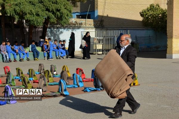 مراسم مهر عاطفه‌ها با شعار «با هم مشق مهربانی بنویسیم» در دبستان پسرانه طیب -مشهد