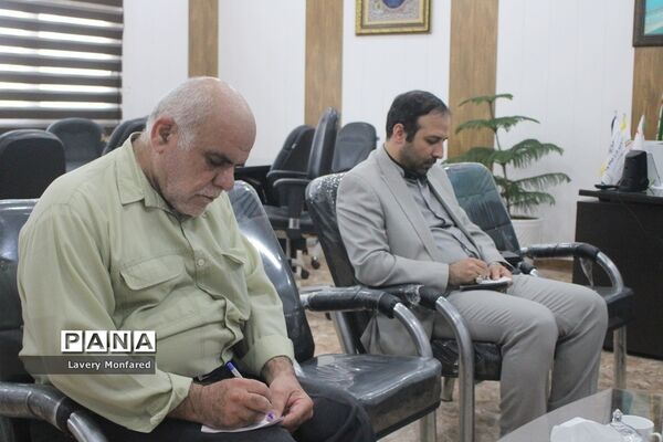 نشست معاون تربیت‌بدنی و سلامت آموزش و پرورش استان بوشهر با  رئیس هیات ورزش روستایی و بازی‌های بومی محلی استان