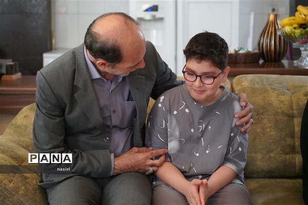 دیدار مدیر‌کل آموزش و پرورش استان اصفهان با خانواده شهید اسماعیل‌زاده