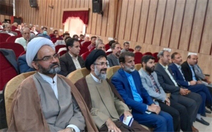 محور و بنای اصلی در آموزش و پرورش مدیران مدارس هستند