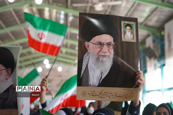 گردهمایی 1400 دانش‌آموز دختر اصفهانی در همایش نور چشم