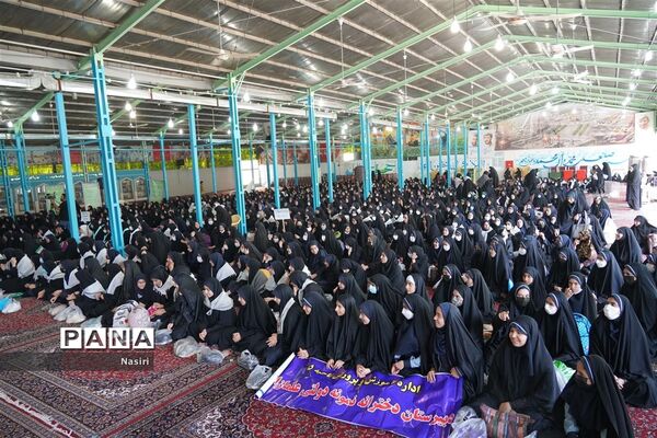 گردهمایی 1400 دانش‌آموز دختر اصفهانی در همایش نور چشم